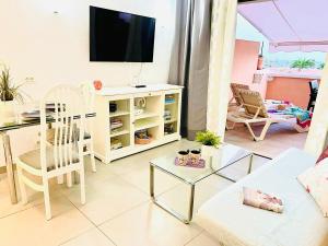 TV a/nebo společenská místnost v ubytování Royal Garden Sea Views By Deihu Experiences