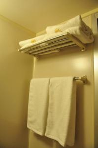 Iida的住宿－Hakuba Sun Valley Hotel Annex - Vacation STAY 90337v，浴室提供毛巾架上的白色毛巾