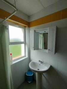 La salle de bains est pourvue d'un lavabo, d'une fenêtre et d'un miroir. dans l'établissement Casa Rural Cuevas de Longarza, 