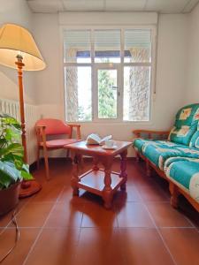 ein Wohnzimmer mit einem Tisch und einem Sofa in der Unterkunft Casa Rural Cuevas de Longarza 