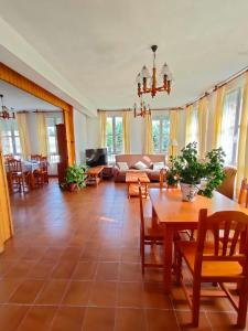 - un salon avec une table et des chaises dans l'établissement Casa Rural Cuevas de Longarza, 