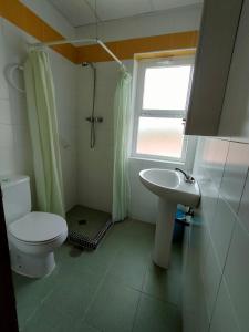 La salle de bains est pourvue de toilettes, d'un lavabo et d'une fenêtre. dans l'établissement Casa Rural Cuevas de Longarza, 