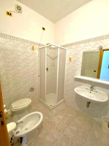 La salle de bains est pourvue d'une douche, de toilettes et d'un lavabo. dans l'établissement Residence Hotel Felix, à Ricadi