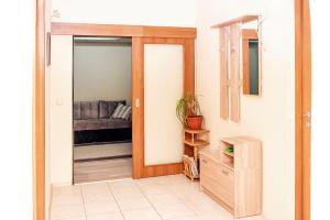 um quarto com uma porta de vidro deslizante e um sofá em Явор em Tryavna