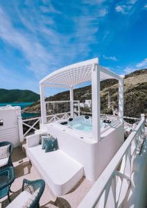 einen Whirlpool auf dem Deck eines Bootes in der Unterkunft Casa Mar da Grécia in Arraial do Cabo