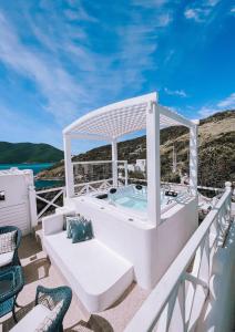 a hot tub on the deck of a boat at Casa Mar da Grécia in Arraial do Cabo