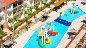 an overhead view of a swimming pool with a playground at Apart Resort Beira Mar Mutá - PS in Porto Seguro