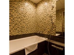 W łazience znajduje się wanna i prysznic. w obiekcie Hotel Rashiku Kanazawa - Vacation STAY 49695v w mieście Kanazawa