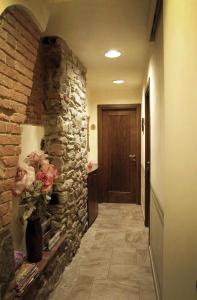 a hallway with a stone wall and a door at Pietre di Mare in Monterosso al Mare