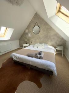 ein Schlafzimmer mit einem großen Bett im Dachgeschoss in der Unterkunft L'Annexe Amiens in Amiens