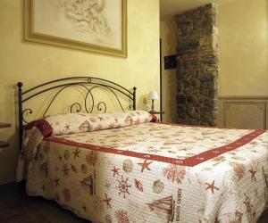 um quarto com uma cama com uma colcha em Pietre di Mare em Monterosso al Mare