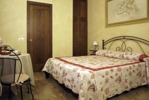 1 dormitorio con 1 cama, 1 mesa y 1 silla en Pietre di Mare, en Monterosso al Mare