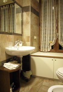 a bathroom with a sink and a toilet at Pietre di Mare in Monterosso al Mare