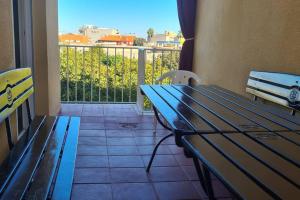 eine Veranda mit einer Bank und einem Tisch mit Aussicht in der Unterkunft La casa del Navegante in Miramar