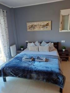 ein Schlafzimmer mit einem großen Bett mit einer blauen Decke in der Unterkunft La casa del Navegante in Miramar