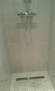 eine Dusche mit Glastür im Bad in der Unterkunft Mi Sueño in Calpe