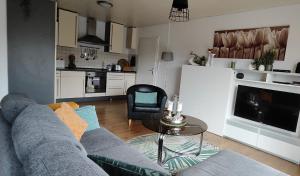 a living room with a couch and a table and a kitchen at diemelseeholiday romantisches Ferienhaus im Sauerland Nähe Willingen Winterberg in Diemelsee