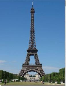 un primo piano della torre Eiffel di Cosy appartement entre Paris et Disneyland a Le Perreux-sur-Marne