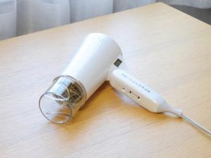 um secador de cabelo branco sentado numa mesa em Hotel Areaone Hiroshima Wing - Vacation STAY 62261v em Higashihiroshima
