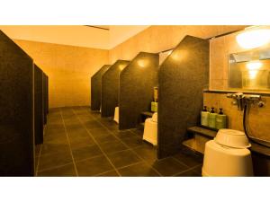 een badkamer met een toilet en wastafels bij Hotel Areaone Hiroshima Wing - Vacation STAY 62261v in Higashihiroshima