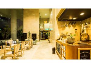 Hotel Areaone Hiroshima Wing - Vacation STAY 62250v في هيغاشيهيروشيما: مطعم بطاولات وكراسي وبار