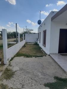 vistas laterales a un edificio blanco en Aves Del Sol en San Vicente