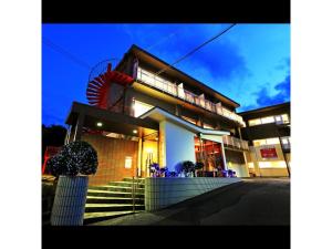 uma casa com uma escada em espiral vermelha em cima dela em IyashinoYado Akariya - Vacation STAY 74806v em Kanayama