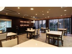 un restaurante con mesas, sillas y ventanas en IyashinoYado Akariya - Vacation STAY 74775v en Kanayama