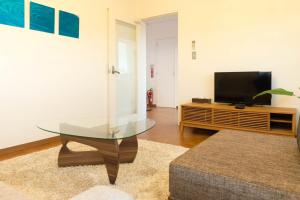 uma sala de estar com uma mesa de vidro e uma televisão em Seacore Villa - Vacation STAY 14248 em Ishigaki