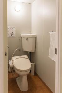 uma casa de banho com um WC branco num quarto em Seacore Villa - Vacation STAY 14248 em Ishigaki