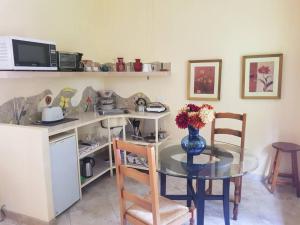 una cucina con tavolo e vaso di fiori di Tower Studio in the Treetops in Altos del Maria Panama a El Picacho