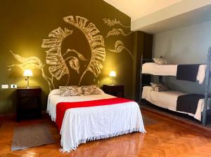 Säng eller sängar i ett rum på Calchaquíes Home Hostel