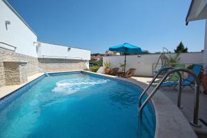 Bazén v ubytovaní Apartments Villa Holiday alebo v jeho blízkosti