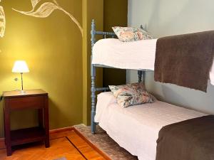 Łóżko lub łóżka piętrowe w pokoju w obiekcie Calchaquíes Home Hostel