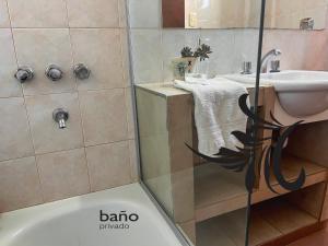 A bathroom at Calchaquíes Home Hostel