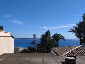 Blick auf das Meer vom Dach eines Hauses in der Unterkunft Cannes & More in Cannes + 51 Fotos