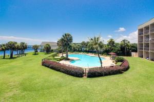 una imagen de una piscina en un resort en Pirates Bay A204, en Fort Walton Beach