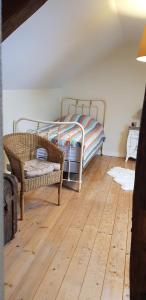 een slaapkamer met een bed en een houten vloer bij Appartement de charme Amboise in Amboise