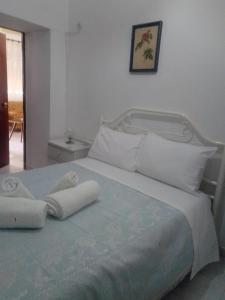 a bedroom with a bed with two towels on it at Casa Aires Varela in Elvas