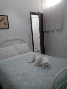 a bedroom with a bed with towels on it at Casa Aires Varela in Elvas
