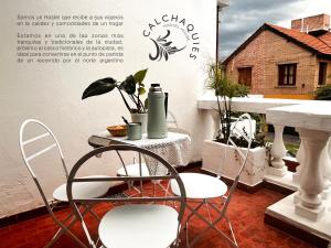 un patio con 2 sillas y una mesa en el balcón en Calchaquíes Home Hostel en San Salvador de Jujuy