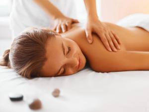 Una donna che si fa fare un massaggio alla schiena in un massaggio terapeutico di Gertrude&Friends 