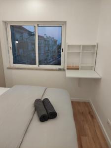 Postel nebo postele na pokoji v ubytování Lisbon South Bay Rooms