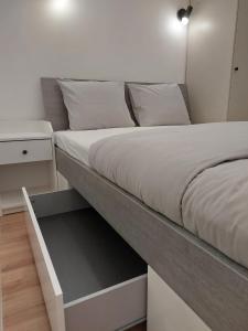 Postel nebo postele na pokoji v ubytování Lisbon South Bay Rooms