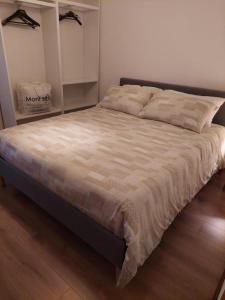 1 cama grande en un dormitorio con suelo de madera en Nel Borgo, en Verrès