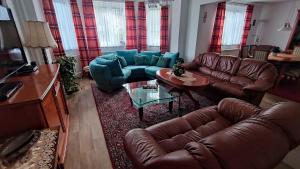 uma sala de estar com sofás e uma mesa de centro em Holiday Home Moldava em Moldava