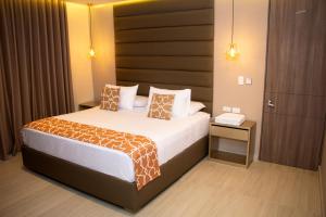 1 dormitorio con 1 cama en una habitación de hotel en Cabañas Covemar de lujo, en Coveñas