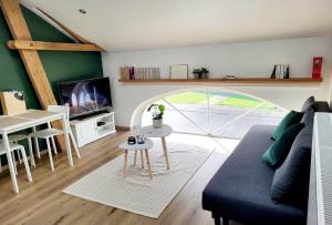 Телевизор и/или развлекательный центр в Gîte Le Haut des Vannes +43 фотографии