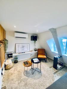 Televízia a/alebo spoločenská miestnosť v ubytovaní *Astoria 6* Appart Cosy en plein centre