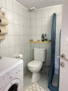 Bathroom sa Daphné Village House - close to Methana & Poros